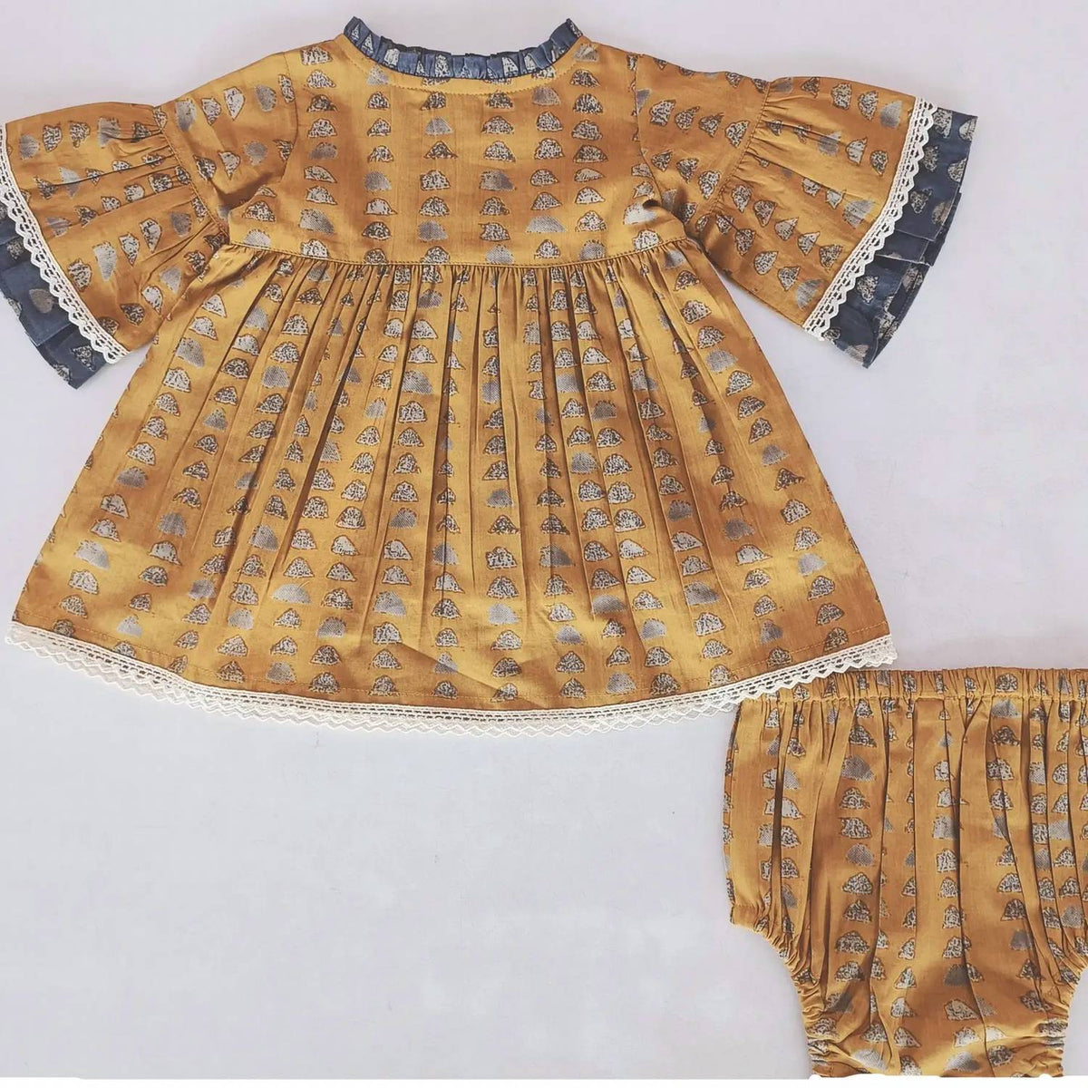 Girl's Printed Bell-sleeves Neck Ruffle Dress & Diaper Cover Set