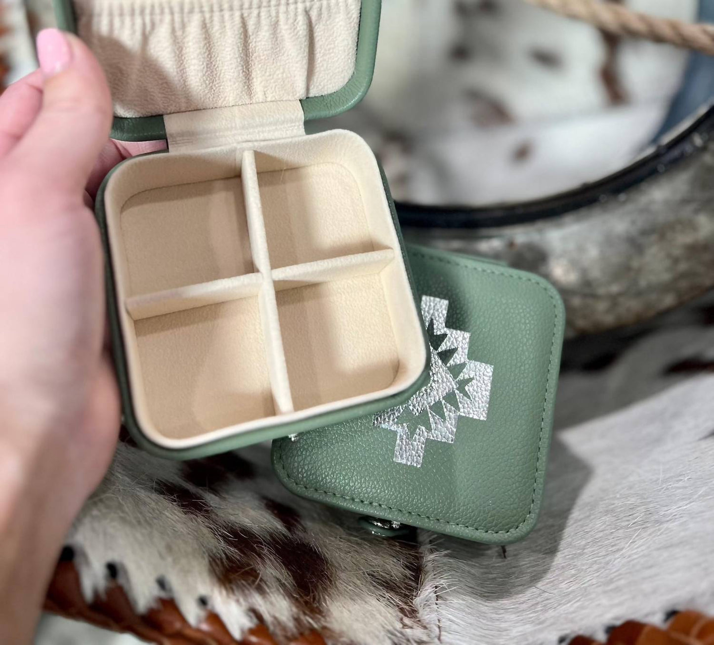 Vera Mini Jewelry Holder