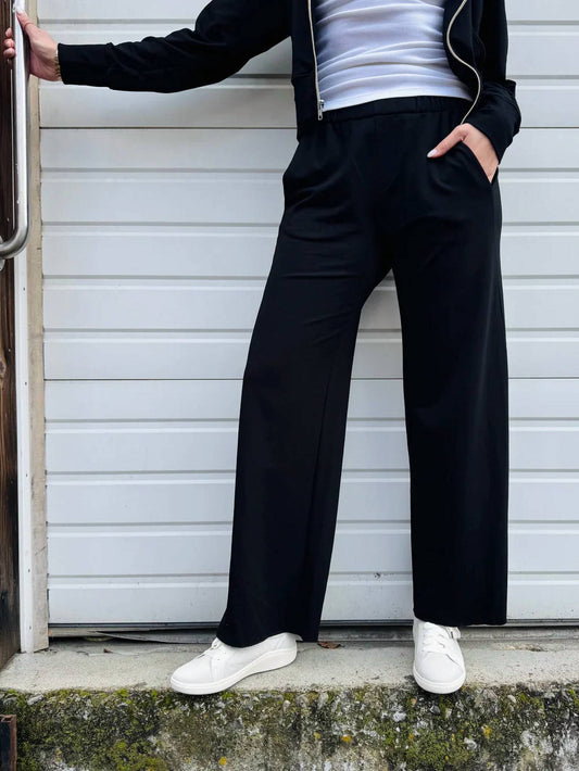 Elastic Knit Trousers With Pockets