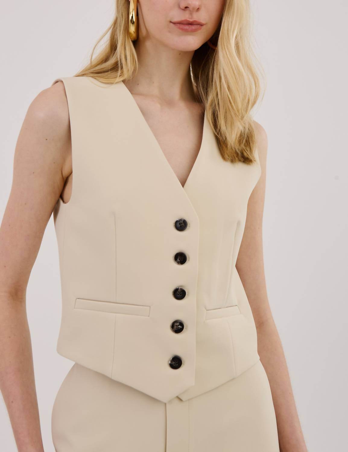 Unique Chic - Tailored Twill Short Vest - Rack Hunt -