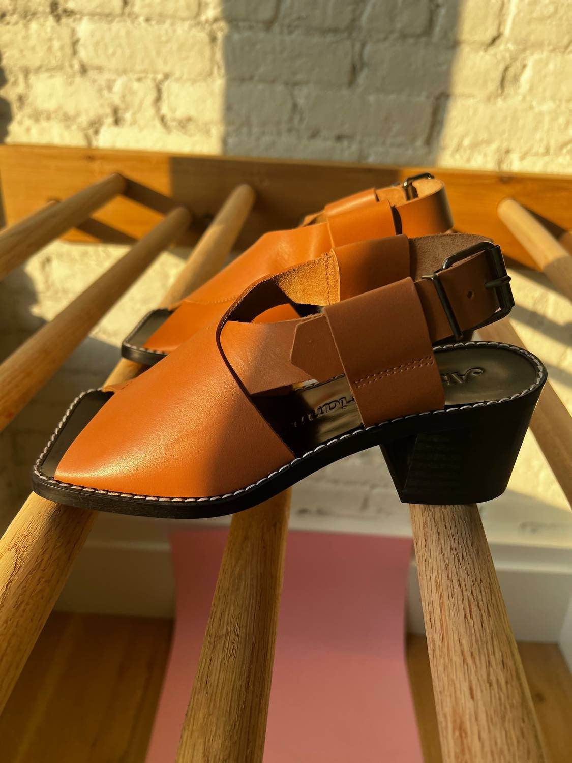 About Arianne - Women's Kai Sandals - Rack Hunt