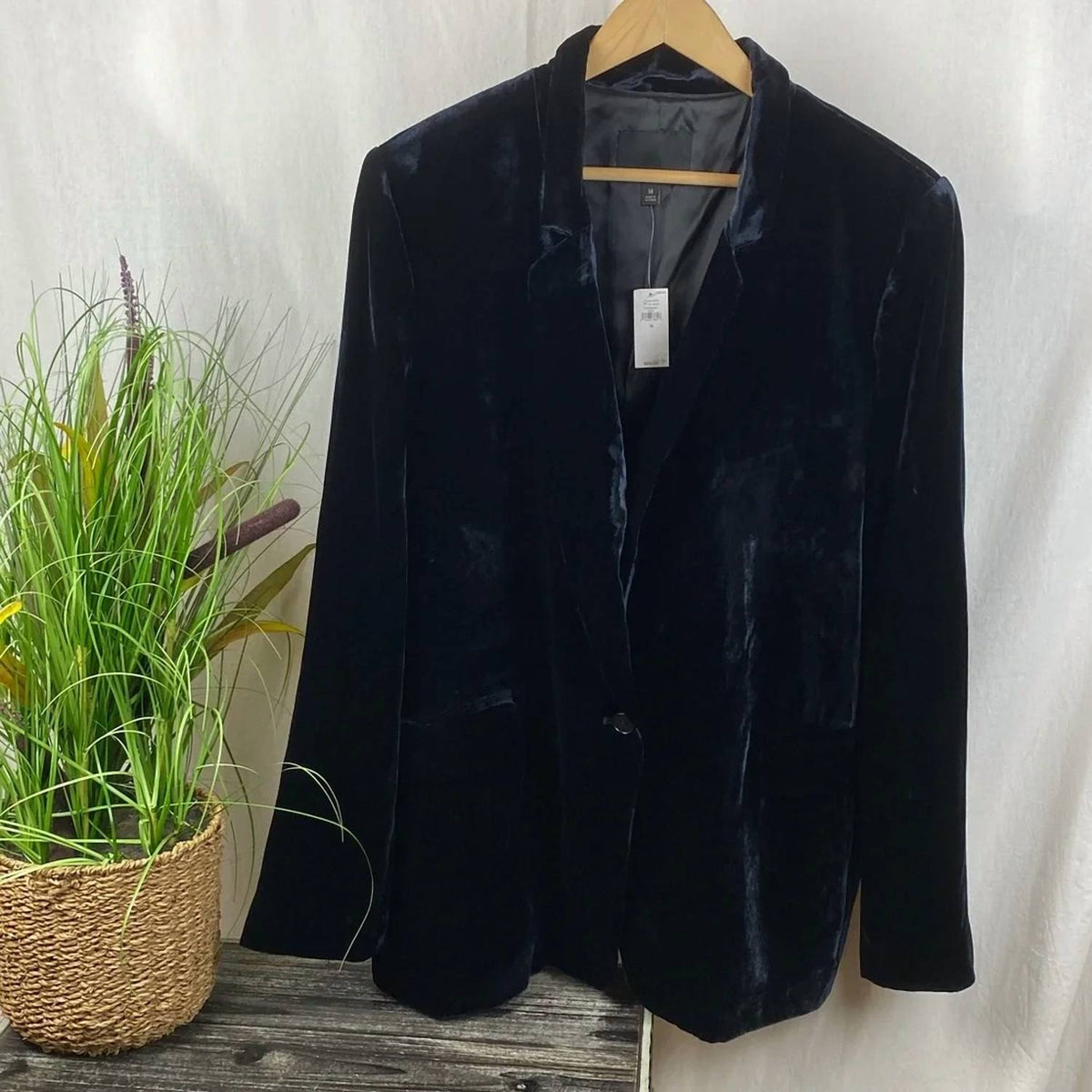 Long Sleeve Velvet Blazer