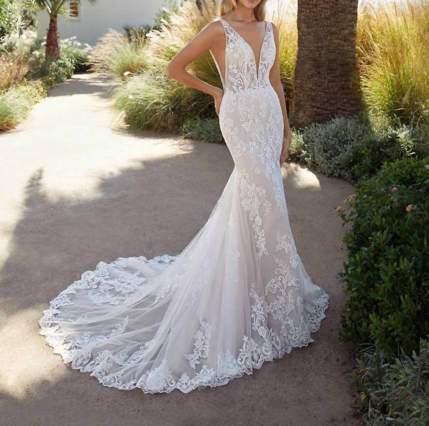 Cosmobella - Opulent Lace Fitted Gown - Rack Hunt -