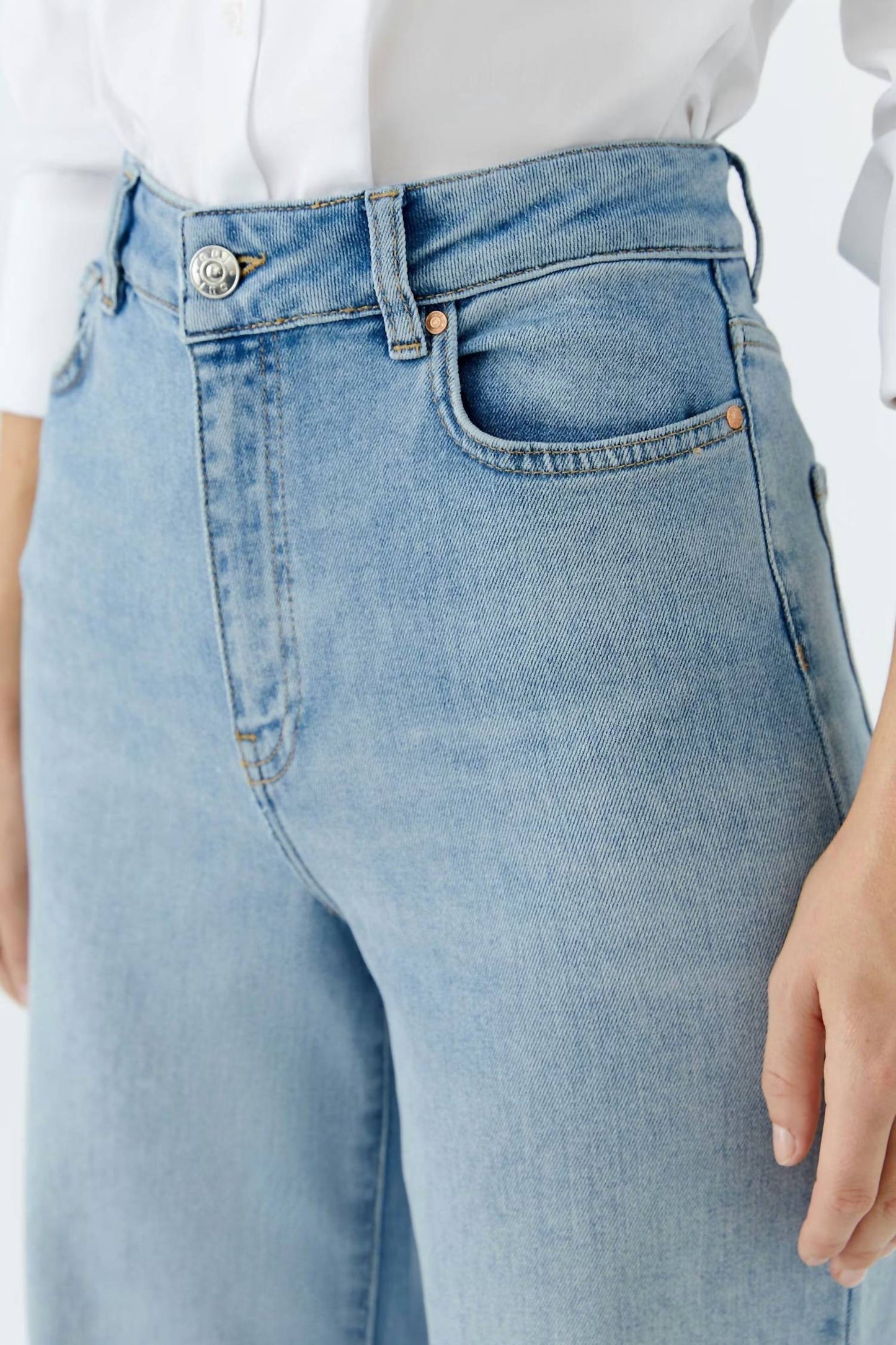 Wide-cut Flared Jeans