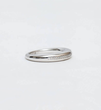 Women's Single Line Pavé Rising Tusk Ring