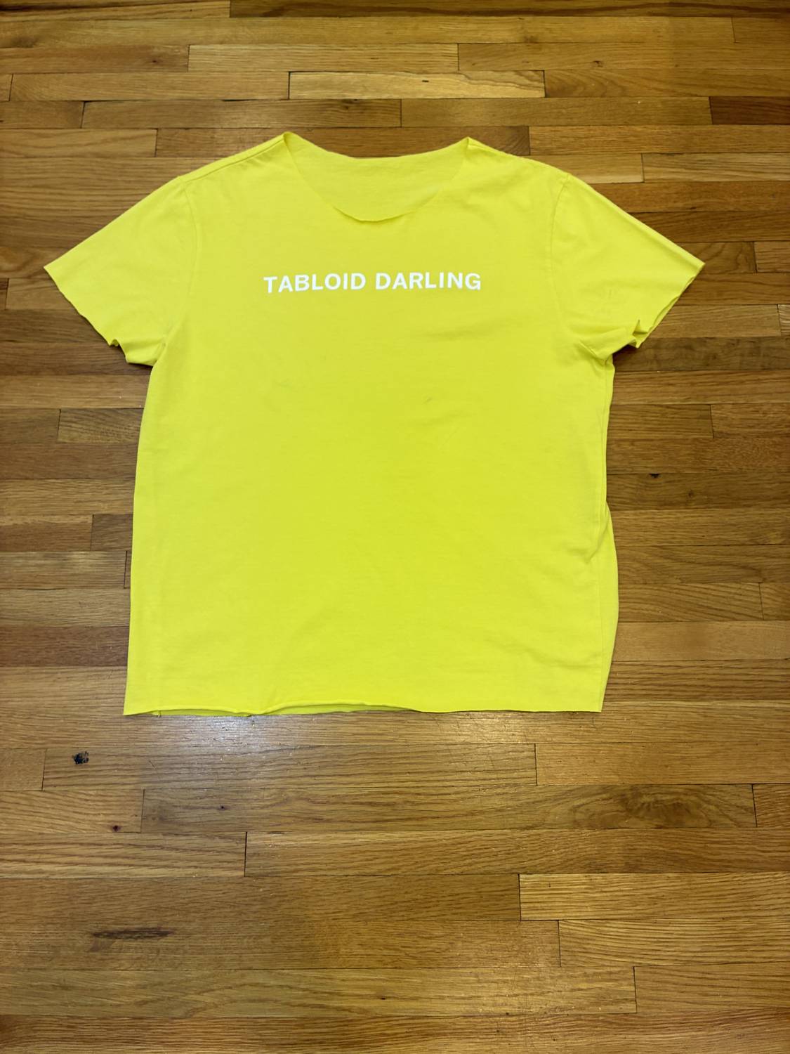 WOMEN'S CUSTOM CUT TABLOID DARLING TEE