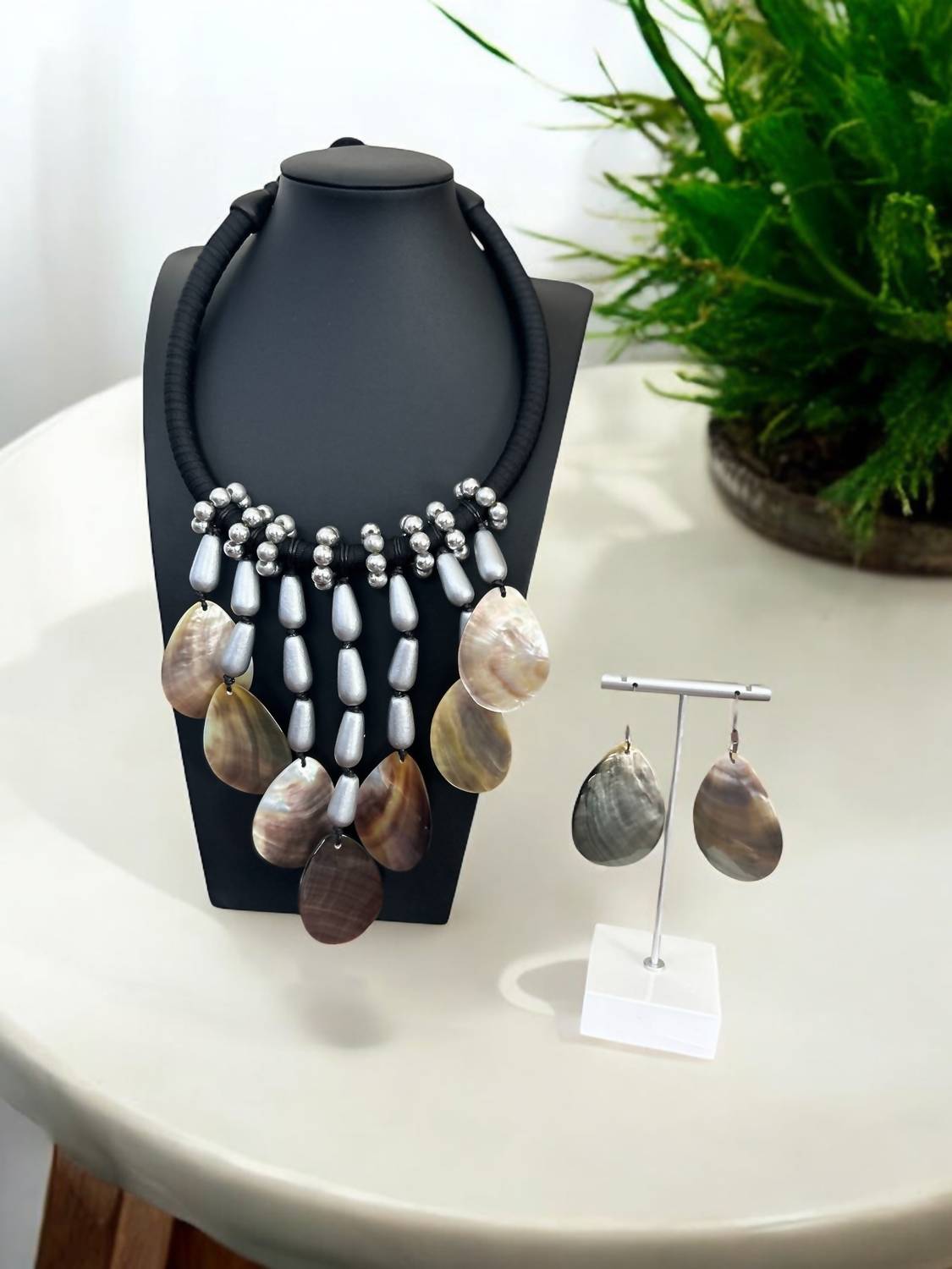 Women's Rita Shell Statement Necklace