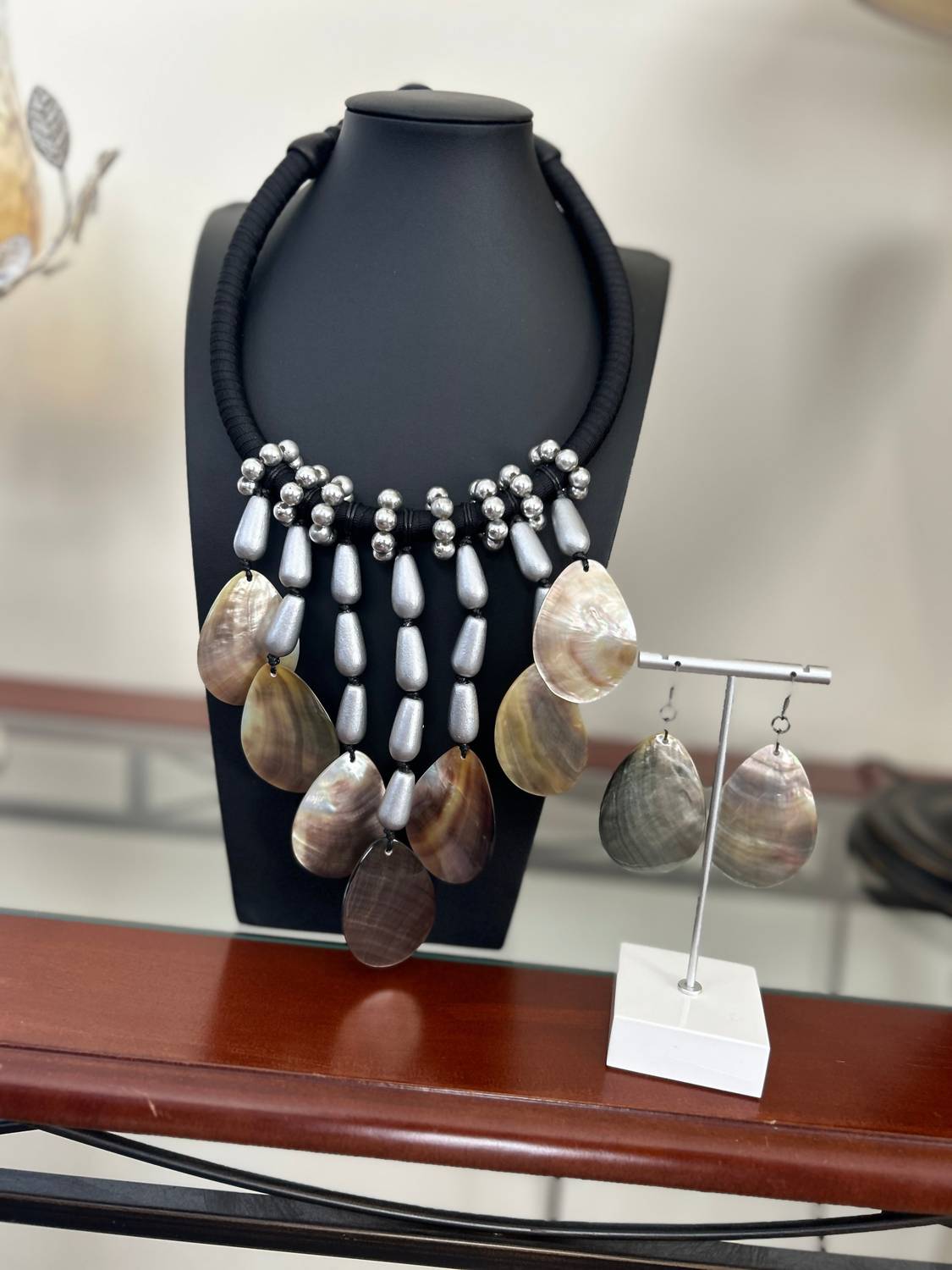 Women's Rita Shell Statement Necklace
