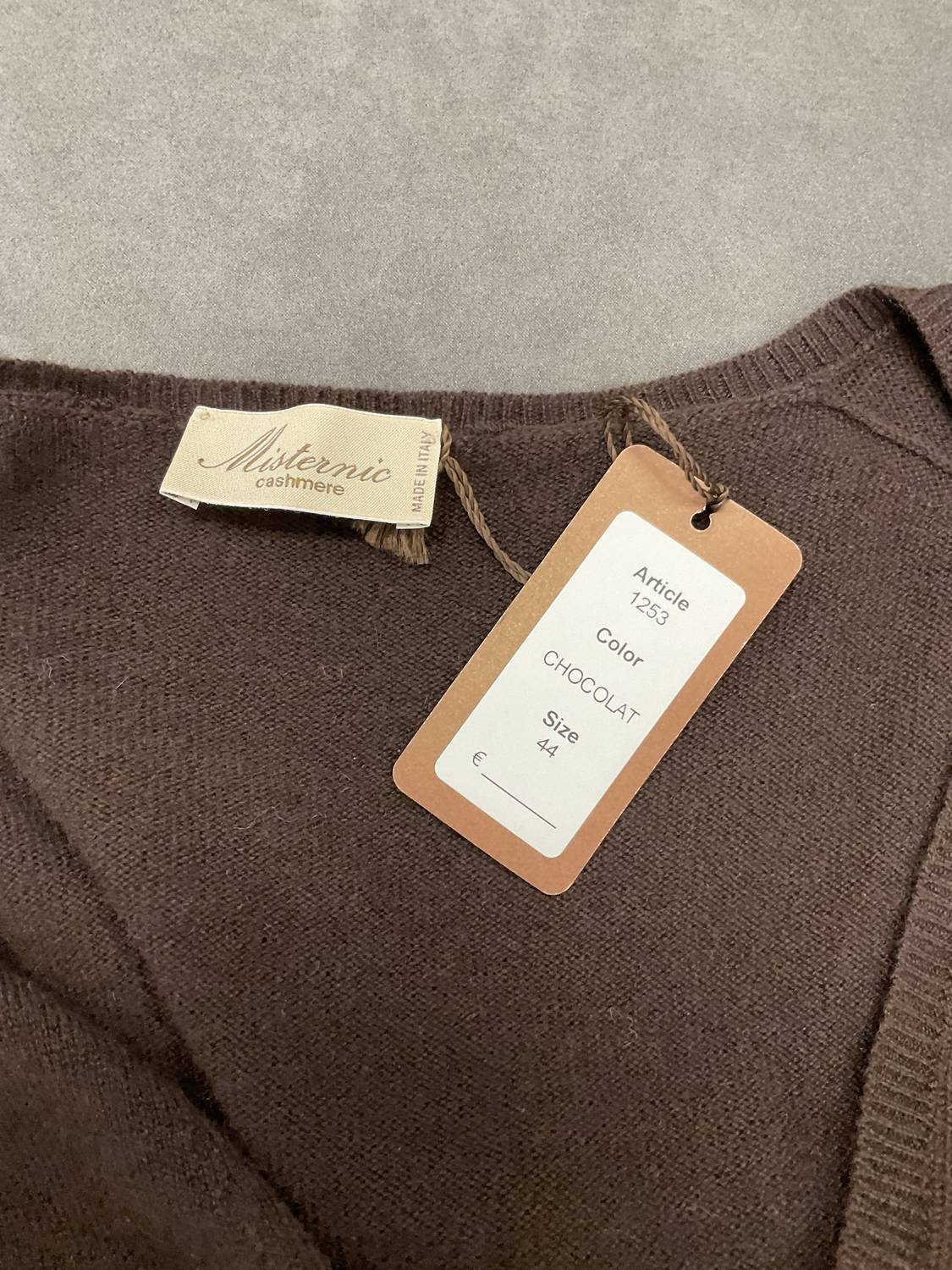 V-NECK CASHMERE SWEATER